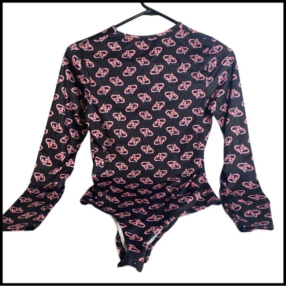 NWT PRETTYLITTLETHING BLACK PINK LOGO PRINT LONG SLEEVE THONG CUT BODYSUIT Sz 6 - Picture 4 of 8